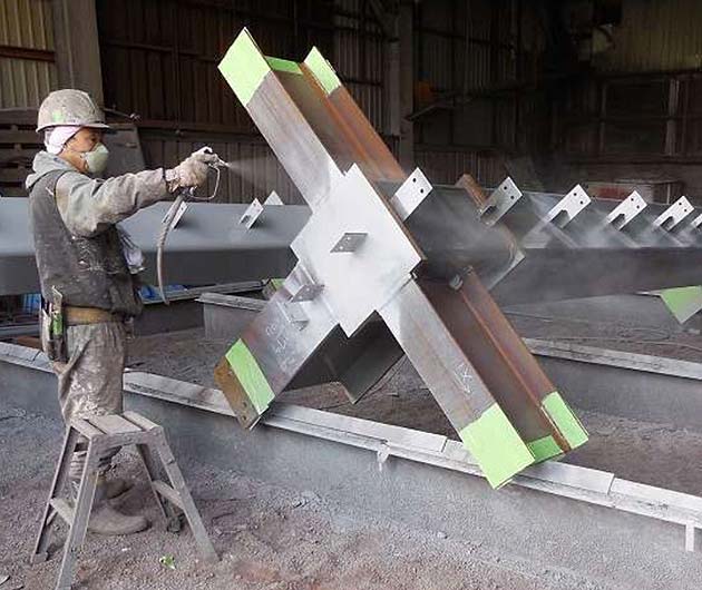 双和金属の防錆塗装作業