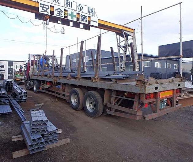 双和金属の積込み、出荷作業