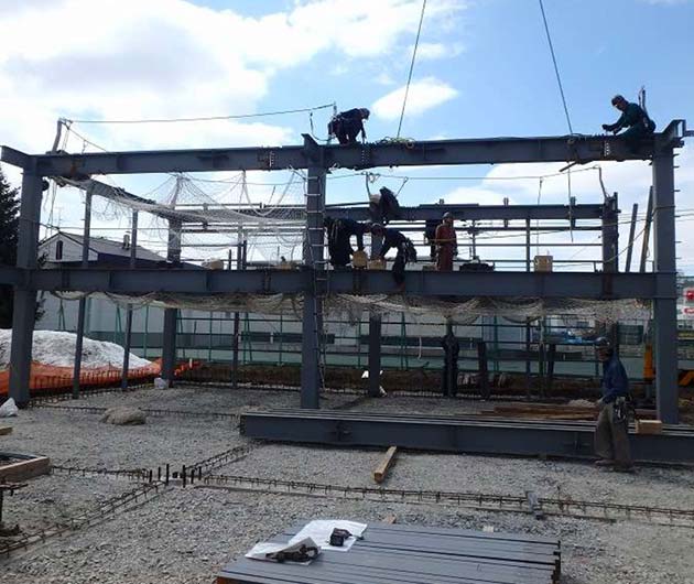 双和金属の建て方作業