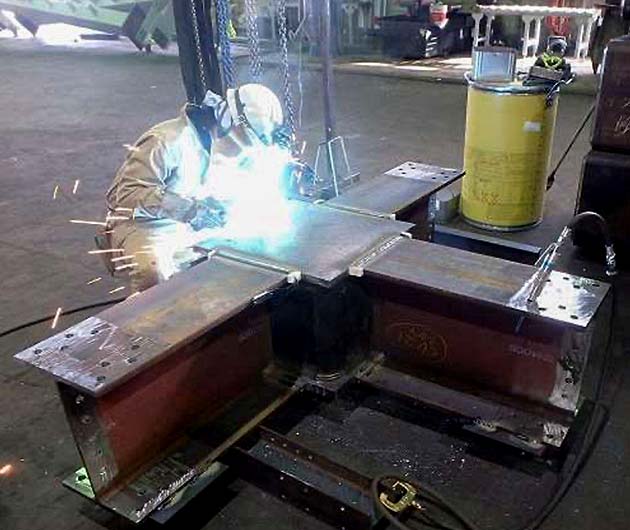 双和金属の溶接作業